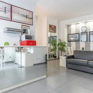 S. Ambrogio Square , Milano Italia
